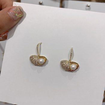 Dominated metal shell design exquisite shining crystal Fashion temperament contracted pearl Drop earrings new