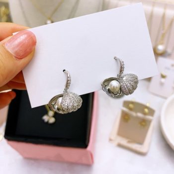 Dominated metal shell design exquisite shining crystal Fashion temperament contracted pearl Drop earrings new